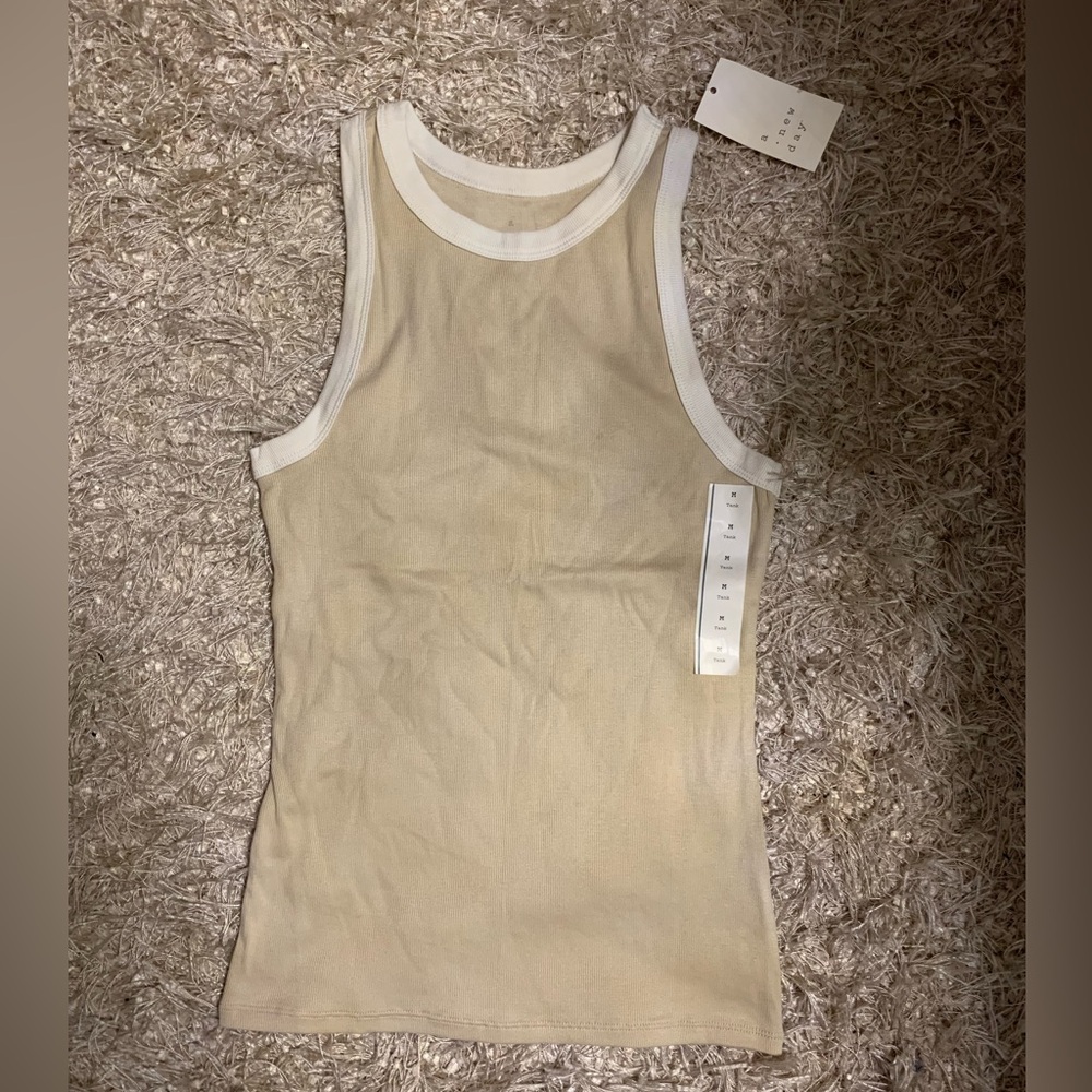 Beige and White Tank Top - size M - NWT - Picture 2 of 4